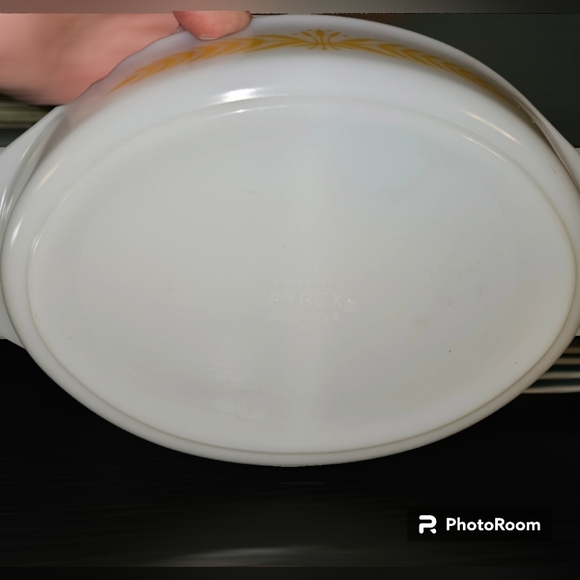 Pyrex Royal Wheat Divided Casserole Dish - Picture 4 of 10